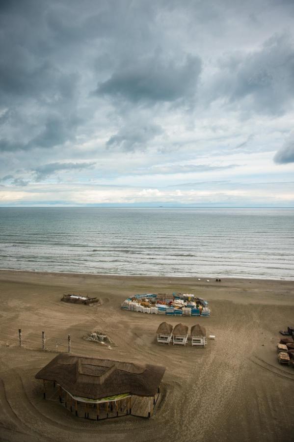 Luxury Promenada Apartment - Frontal Beachfront Mamaia Nord Нэводари Экстерьер фото