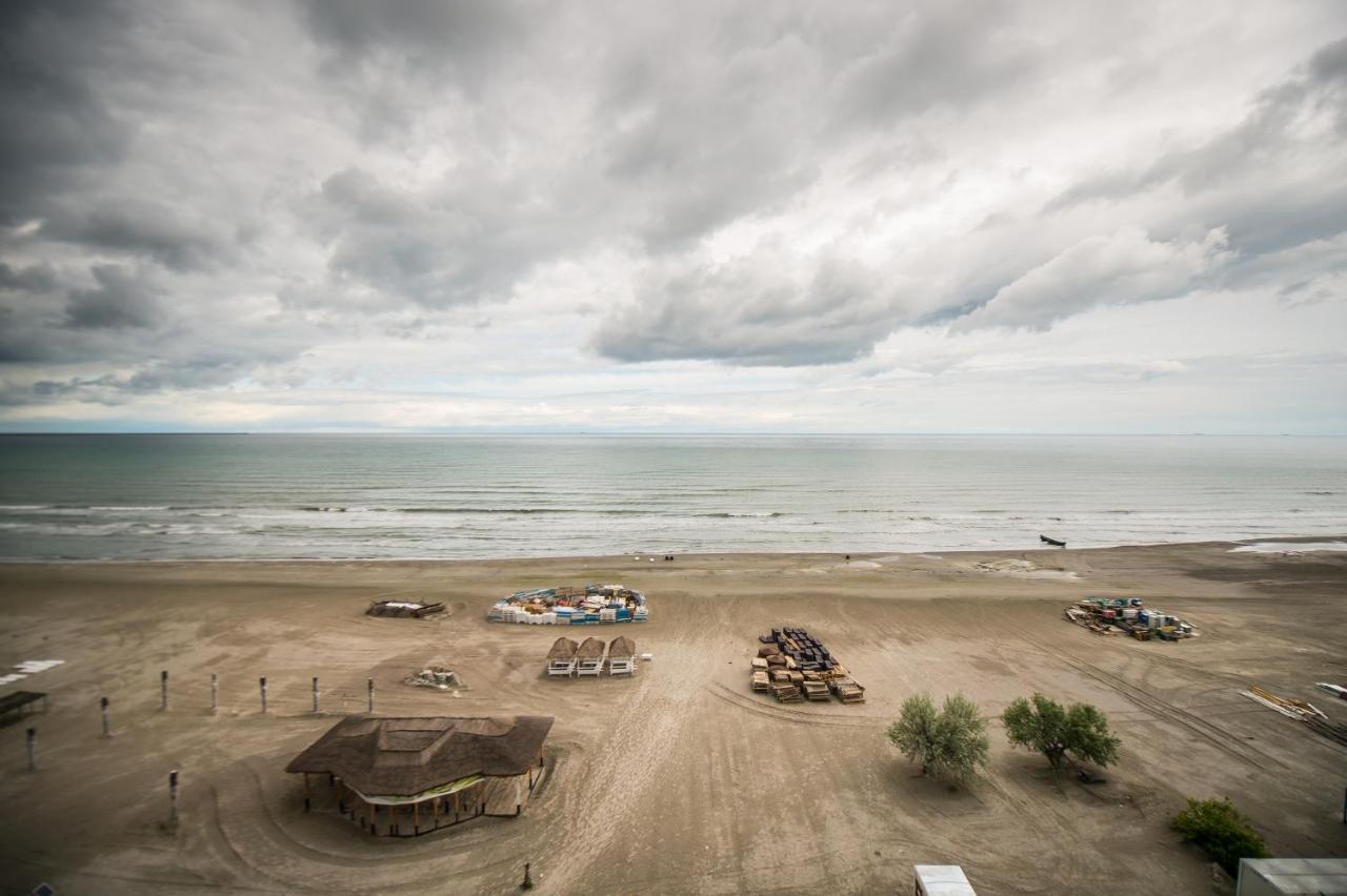 Luxury Promenada Apartment - Frontal Beachfront Mamaia Nord Нэводари Экстерьер фото