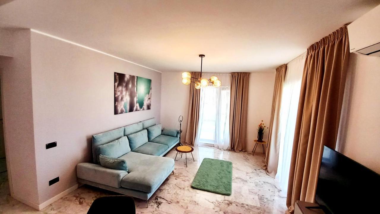 Luxury Promenada Apartment - Frontal Beachfront Mamaia Nord Нэводари Экстерьер фото